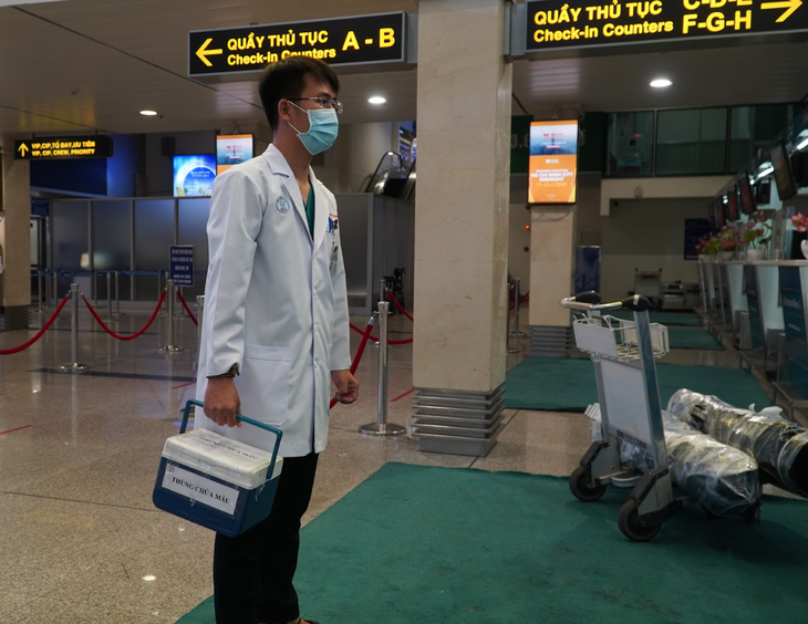 Y bác sĩ hai bệnh viện hạng đặc biệt trắng đêm chạy đua để ghép tạng xuyên Việt - Ảnh 2. Y bác sĩ hai bệnh viện hạng đặc biệt trắng đêm chạy đua để ghép tạng xuyên Việt - Ảnh 2.
