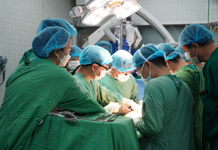 Y bác sĩ hai bệnh viện hạng đặc biệt trắng đêm chạy đua ghép tạng xuyên Việt - Ảnh 1. Y bác sĩ hai bệnh viện hạng đặc biệt trắng đêm chạy đua ghép tạng xuyên Việt - Ảnh 1.