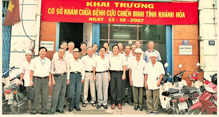 Những thầy thuốc tuổi xưa nay hiếm vẫn miệt mài khám bệnh thiện nguyện - Ảnh 2. Những thầy thuốc tuổi xưa nay hiếm vẫn miệt mài khám bệnh thiện nguyện - Ảnh 2.