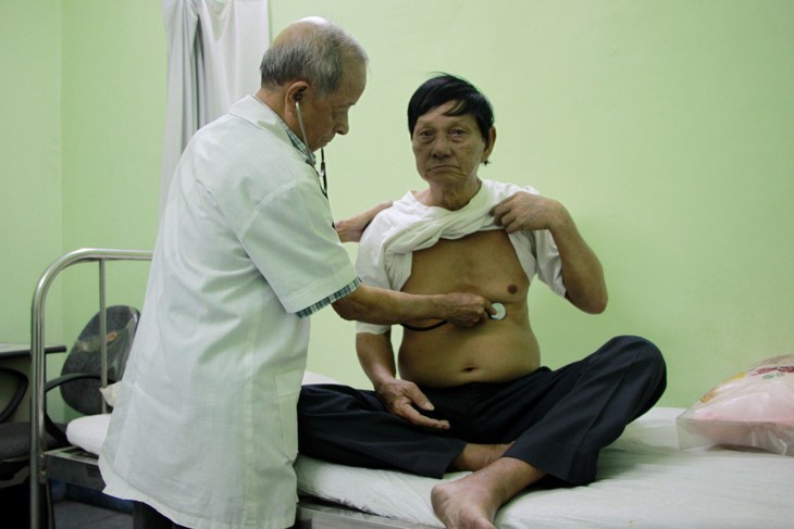 Những thầy thuốc tuổi xưa nay hiếm vẫn miệt mài khám bệnh thiện nguyện - Ảnh 3. Những thầy thuốc tuổi xưa nay hiếm vẫn miệt mài khám bệnh thiện nguyện - Ảnh 3.