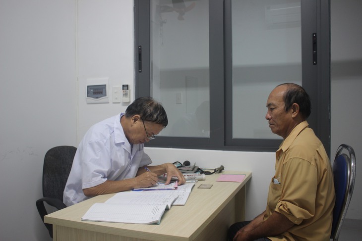 Những thầy thuốc tuổi xưa nay hiếm vẫn miệt mài khám bệnh thiện nguyện - Ảnh 4. Những thầy thuốc tuổi xưa nay hiếm vẫn miệt mài khám bệnh thiện nguyện - Ảnh 4.