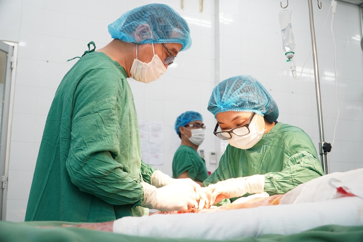 Y bác sĩ hai bệnh viện hạng đặc biệt trắng đêm chạy đua ghép tạng xuyên Việt - Ảnh 2. Y bác sĩ hai bệnh viện hạng đặc biệt trắng đêm chạy đua ghép tạng xuyên Việt - Ảnh 2.
