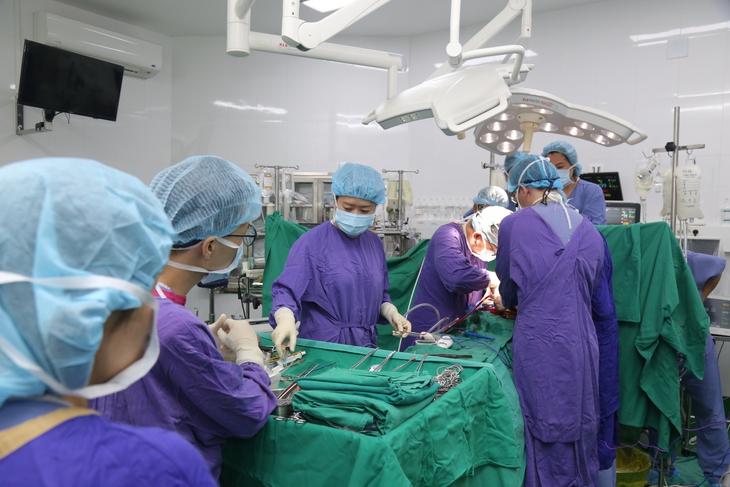 Y bác sĩ hai bệnh viện hạng đặc biệt trắng đêm chạy đua ghép tạng xuyên Việt - Ảnh 5. Y bác sĩ hai bệnh viện hạng đặc biệt trắng đêm chạy đua ghép tạng xuyên Việt - Ảnh 5.