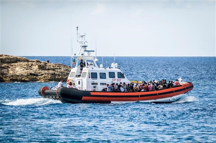 Italy: Phát hiện khoảng 30 thi thể sau vụ chìm thuyền chở người tị nạn - Ảnh 1.