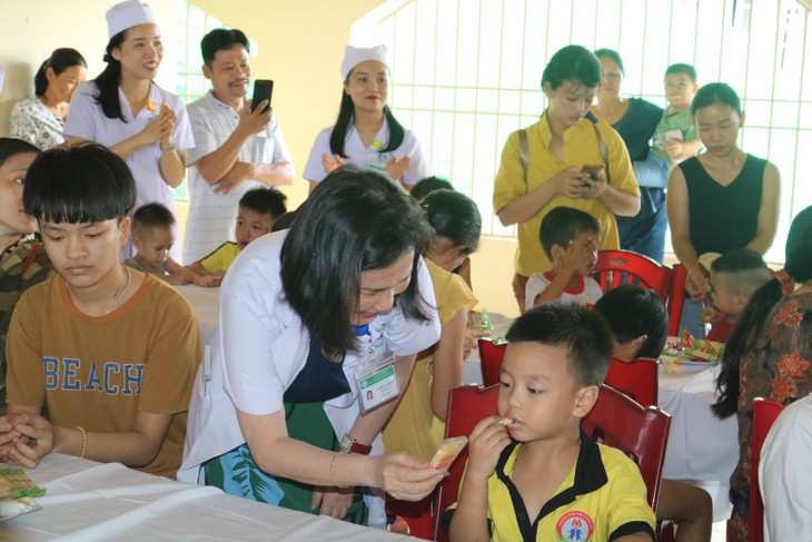 Sự hi sinh thầm lặng của những "chiến sĩ áo trắng" - Ảnh 1.