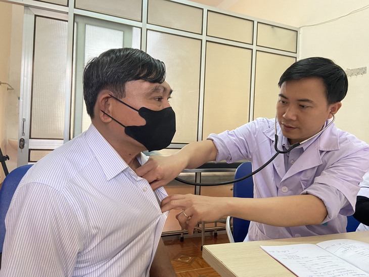 Sự hi sinh thầm lặng của những "chiến sĩ áo trắng" - Ảnh 3.