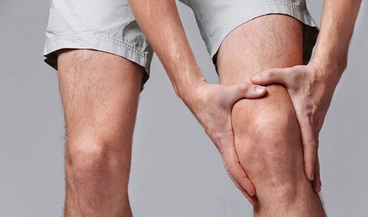 Sơ cứu đúng cách cho người bệnh trật khớp gối - Ảnh 1.