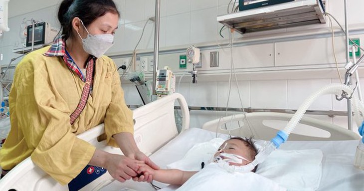 Sự sống mong manh của bé 2 tuổi dân tộc Dao không may bị trâu húc