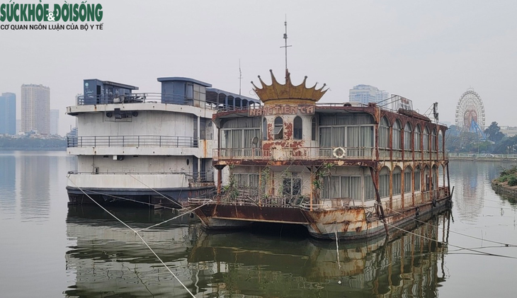 Những du thuyền còn sót lại trên Hồ Tây - Ảnh 1. Những du thuyền còn sót lại trên Hồ Tây - Ảnh 1.