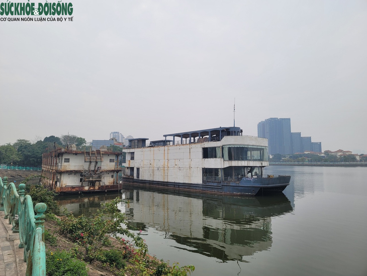 Những du thuyền còn sót lại trên Hồ Tây - Ảnh 2. Những du thuyền còn sót lại trên Hồ Tây - Ảnh 2.