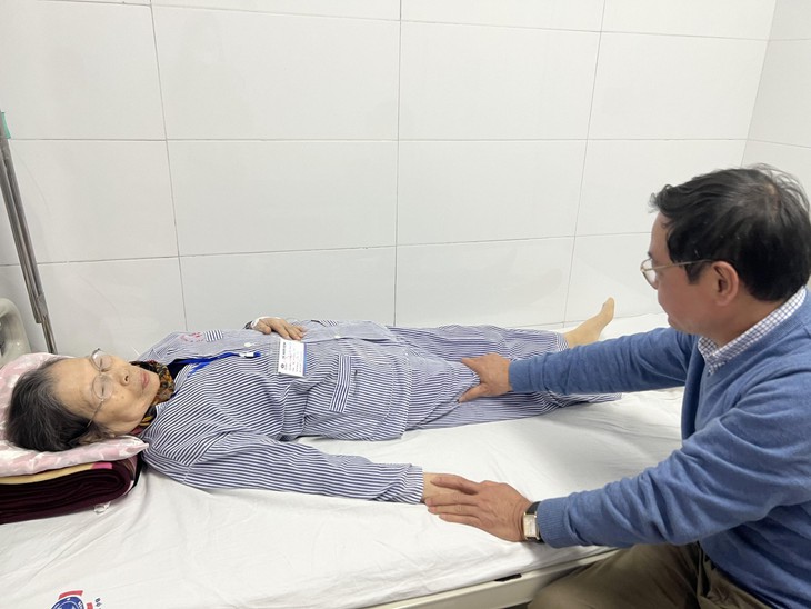 "Ngoài thuốc điều trị, ở đây còn có chúng cháu"- câu nói của bác sĩ giúp bệnh nhân vững vàng vượt qua ung thư 20 năm - Ảnh 1. "Ngoài thuốc điều trị, ở đây còn có chúng cháu"- câu nói của bác sĩ giúp bệnh nhân vững vàng vượt qua ung thư 20 năm - Ảnh 1.