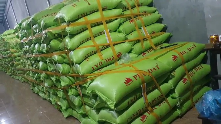Hà Nội: Tạm giữ hơn 40 tấn hạt đậu tương có dấu hiệu giả nhãn hiệu - Ảnh 2.