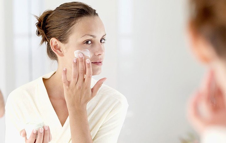 Những sai lầm khiến dùng kem dưỡng ẩm nhưng da vẫn khô - Ảnh 1.