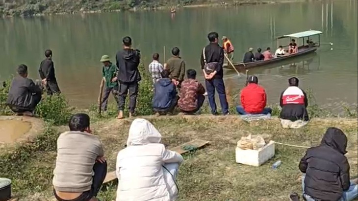 Đi xuồng qua hồ thủy điện ăn cỗ, một người bị mất tích - Ảnh 1.