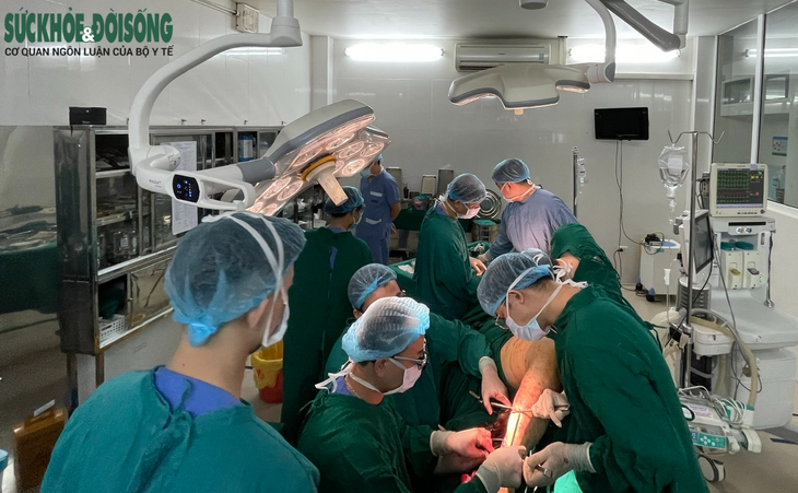 Bác sĩ kể về ca mổ 'giật gấu vá vai' đầy áp lực cho diễn viên Long Chun - Ảnh 3.