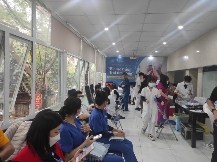 Bệnh viện Đa khoa Hà Thành tổ chức ngày hội "Blouse trắng – Trái tim hồng" - Ảnh 1.