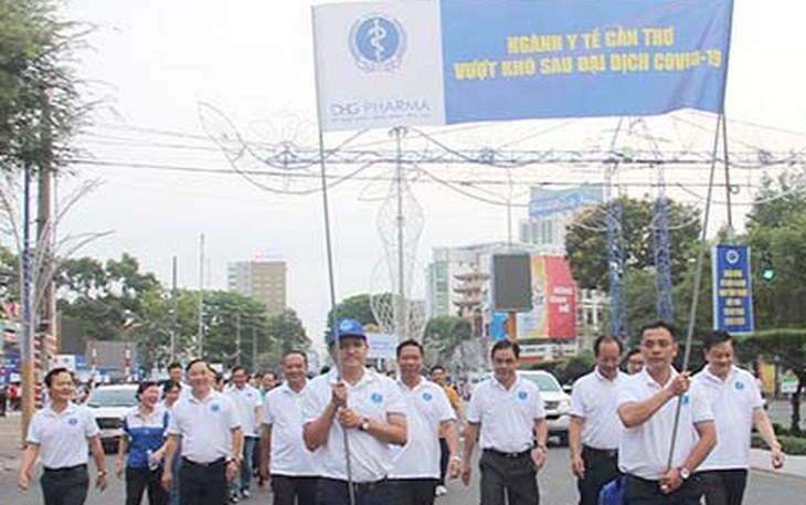 Ngày Thầy thuốc Việt Nam, bác sĩ đi bộ góp tiền ủng hộ đồng nghiệp khó khăn
