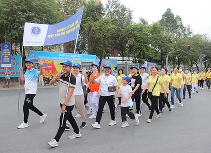 Ngày Thầy thuốc Việt Nam, bác sĩ đi bộ góp tiền ủng hộ đồng nghiệp khó khăn - Ảnh 1. Ngày Thầy thuốc Việt Nam, bác sĩ đi bộ góp tiền ủng hộ đồng nghiệp khó khăn - Ảnh 1.