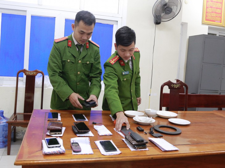 Triệt phá sới bạc 'bịp', khởi tố 12 đối tượng - Ảnh 3.