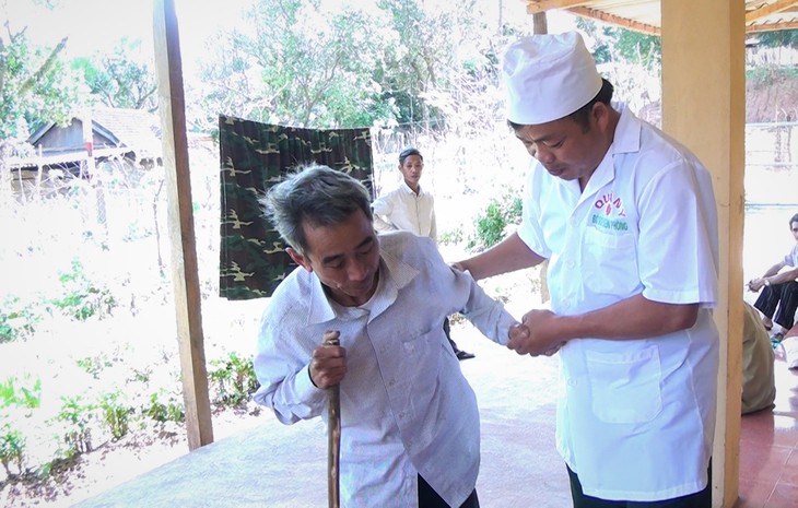 Những người thầy thuốc mang "quân hàm xanh" nơi biên viễn - Ảnh 2.