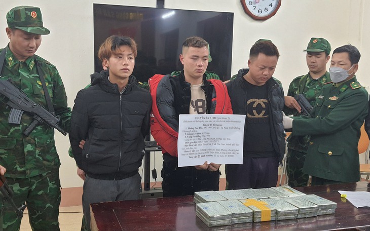 Kiểm tra nhóm người đi xe máy ‘du lịch Sapa’, phát hiện 22 bánh heroin