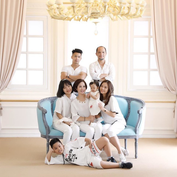 Hành trình tình yêu đủ vị đắng, cay, ngọt, bùi của "mẹ chồng quốc dân" Cao Nguyệt Hằng - Ảnh 4. Hành trình tình yêu đủ vị đắng, cay, ngọt, bùi của "mẹ chồng quốc dân" Cao Nguyệt Hằng - Ảnh 4.