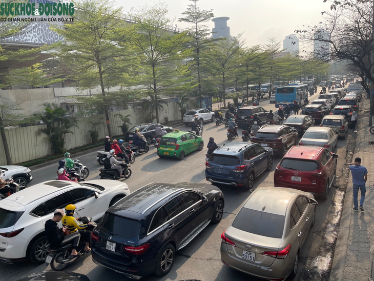 Người Hà Nội chật vật, xếp hàng dài chờ đăng kiểm ô tô - Ảnh 1.