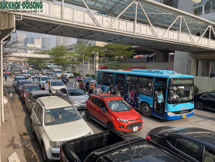 Người Hà Nội chật vật, xếp hàng dài chờ đăng kiểm ô tô - Ảnh 2.