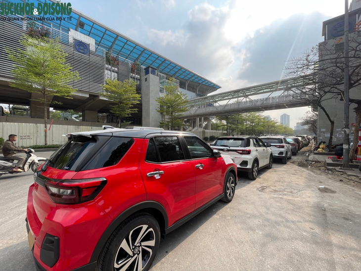 Người Hà Nội chật vật, xếp hàng dài chờ đăng kiểm ô tô - Ảnh 4.