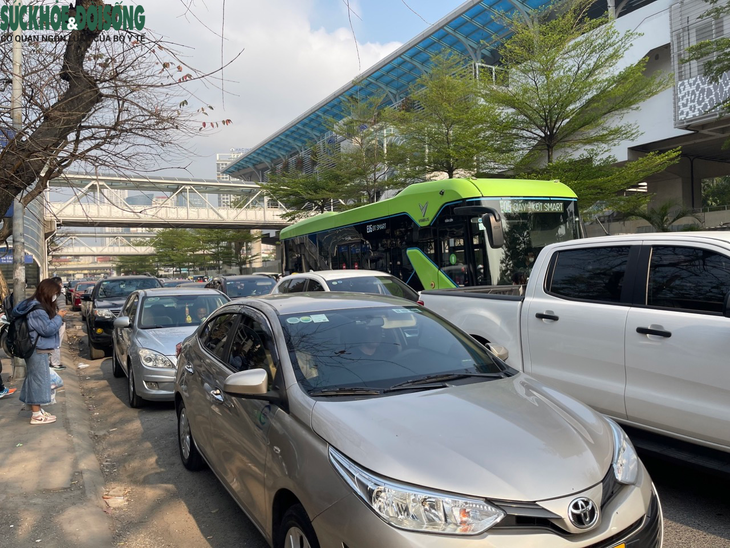 Người Hà Nội chật vật, xếp hàng dài chờ đăng kiểm ô tô - Ảnh 5.