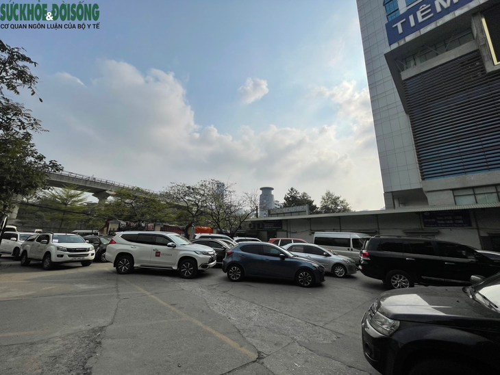 Người Hà Nội chật vật, xếp hàng dài chờ đăng kiểm ô tô - Ảnh 6.