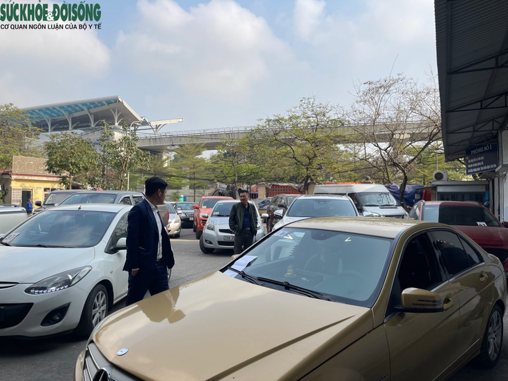 Người Hà Nội chật vật, xếp hàng dài chờ đăng kiểm ô tô - Ảnh 7.