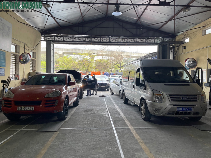 Người Hà Nội chật vật, xếp hàng dài chờ đăng kiểm ô tô - Ảnh 8.