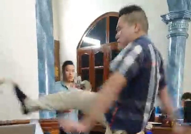 Diễn biến mới nhất vụ nữ Trưởng văn phòng công chứng bị người đàn ông nhổ bọt, đá vào mặt  - Ảnh 1.
