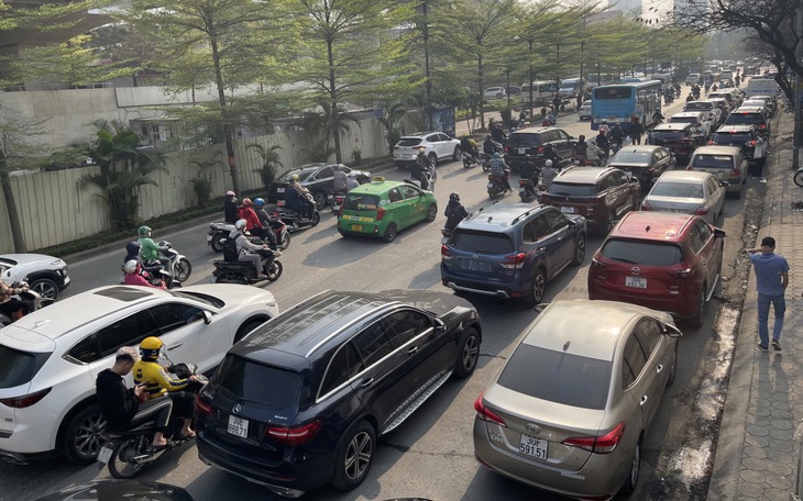 Người Hà Nội chật vật, xếp hàng dài chờ đăng kiểm ô tô