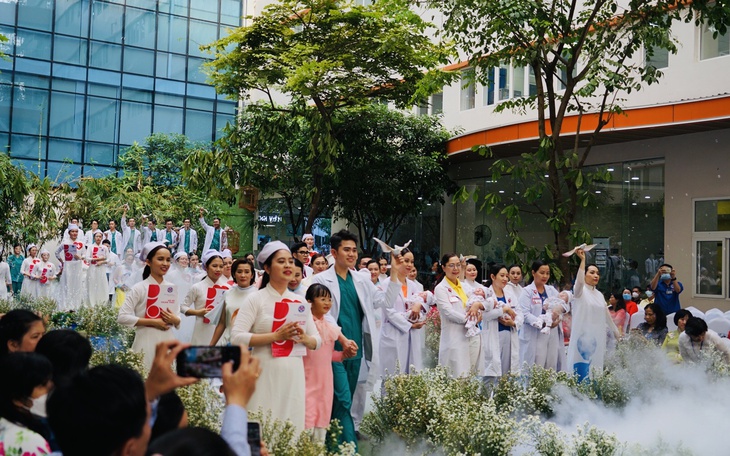 Hơn 100 y bác sĩ hóa thân thành người mẫu, ca sĩ trong chương trình 'Mầm sống'