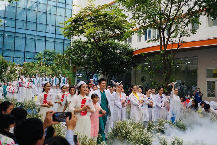 Hơn 100 y bác sĩ hóa thân thành người mẫu, ca sĩ trong chương trình "Mầm sống" - Ảnh 1.
