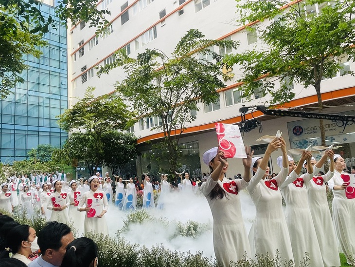 Hơn 100 y bác sĩ hóa thân thành người mẫu, ca sĩ trong chương trình "Mầm sống" - Ảnh 5.