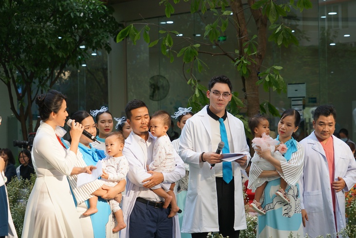 Hơn 100 y bác sĩ hóa thân thành người mẫu, ca sĩ trong chương trình "Mầm sống" - Ảnh 11.
