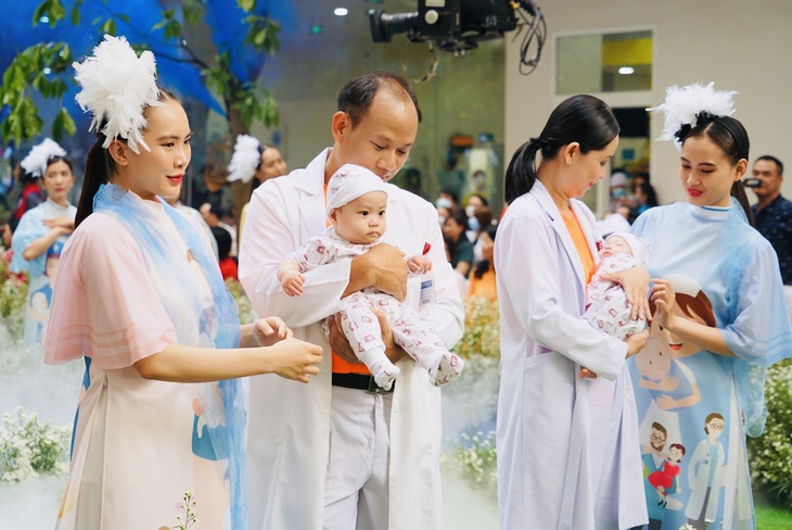 Hơn 100 y bác sĩ hóa thân thành người mẫu, ca sĩ trong chương trình "Mầm sống" - Ảnh 9.