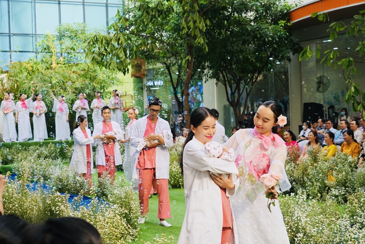 Hơn 100 y bác sĩ hóa thân thành người mẫu, ca sĩ trong chương trình "Mầm sống" - Ảnh 8.