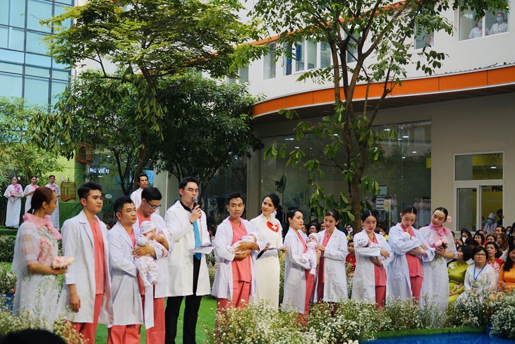 Hơn 100 y bác sĩ hóa thân thành người mẫu, ca sĩ trong chương trình "Mầm sống" - Ảnh 10.