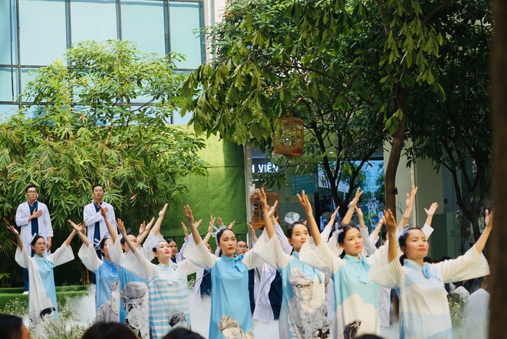 Hơn 100 y bác sĩ hóa thân thành người mẫu, ca sĩ trong chương trình "Mầm sống" - Ảnh 3.