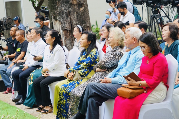 Hơn 100 y bác sĩ hóa thân thành người mẫu, ca sĩ trong chương trình "Mầm sống" - Ảnh 2.