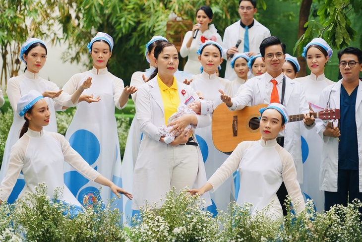 Hơn 100 y bác sĩ hóa thân thành người mẫu, ca sĩ trong chương trình "Mầm sống" - Ảnh 7.