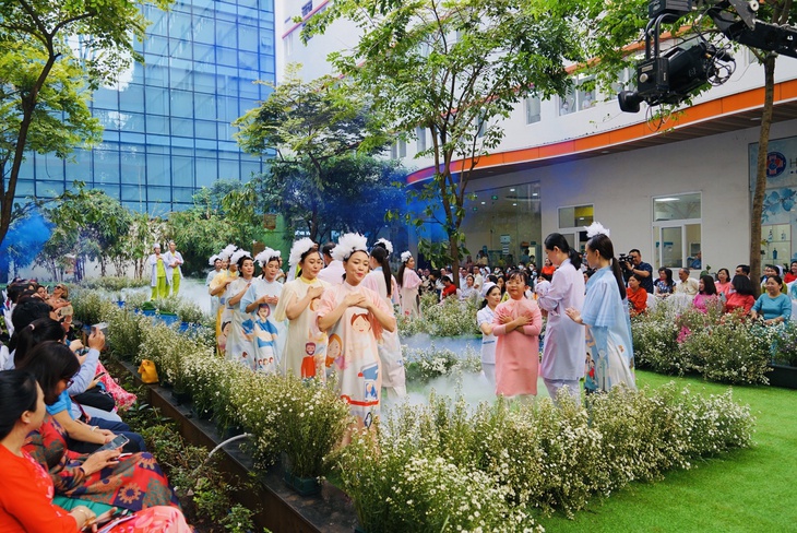 Hơn 100 y bác sĩ hóa thân thành người mẫu, ca sĩ trong chương trình "Mầm sống" - Ảnh 13.