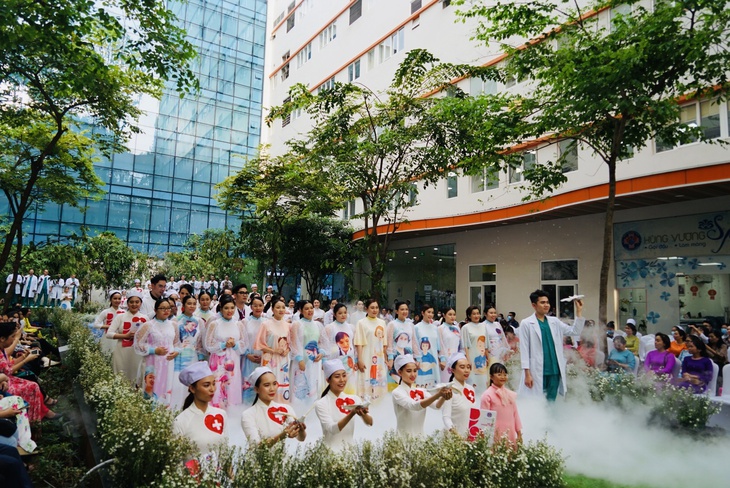 Hơn 100 y bác sĩ hóa thân thành người mẫu, ca sĩ trong chương trình "Mầm sống" - Ảnh 14.