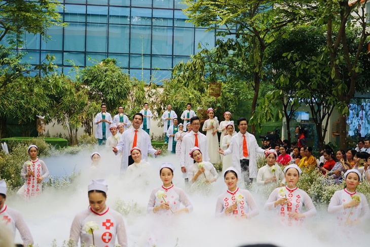 Hơn 100 y bác sĩ hóa thân thành người mẫu, ca sĩ trong chương trình "Mầm sống" - Ảnh 4.