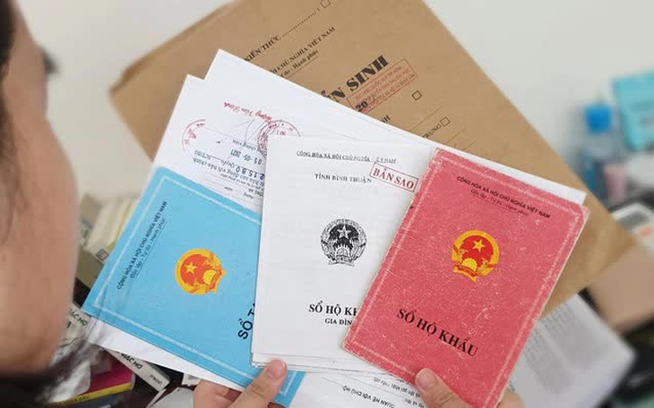 Xử lý nghiêm cán bộ nếu yêu cầu người dân xuất trình sổ hộ khẩu, sổ tạm trú - Ảnh 1. Xử lý nghiêm cán bộ nếu yêu cầu người dân xuất trình sổ hộ khẩu, sổ tạm trú - Ảnh 1.