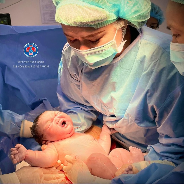 TP.HCM: Bé trai chào đời nặng 5,8kg - Ảnh 2. TP.HCM: Bé trai chào đời nặng 5,8kg - Ảnh 2.